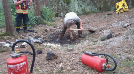 Foto: D. Greksch Mit zwei Feuerlöschern und insgesamt 130 Litern Löschwasser, die Nationalparkwacht und die Freiwillige Feuerwehr Bad Schandau auf dem Rücken zur Einsatzstelle brachten, konnte ein Ausbreiten der illegalen Feuerstelle verhindert werden. Typisch: die nicht ausreichend abgelöschte Glut hat sich in den Untergrund ausgebreitet und musste aufwendig aufgegraben werden. Die Nationalparkverwaltung verurteilt illegale Feuer wie diese aufs Schärfste. Bei Waldbrandgefahrenstufe 3 muss hier von grober Fahrlässigkeit ausgegangen werden. Die Polizei hat die Ermittlungen aufgenommen.