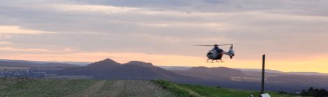 Mit Einsetzen der Dämmerung überflog ein Polizeihubschrauber die gesamte Nationalparkregion Sächsische Schweiz, also auch die Waldbereiche links der Elbe, um mit einer Wärmebildkamera illegale Feuerstellen zu finden und Kontrollgruppen am Boden dorthin zu lenken. Am Ende des Einsatzes, der bis spät in die Nacht andauerte konnte die erfreuliche Bilanz gezogen werden, dass keine illegalen Feuer festgestellt werden mussten.