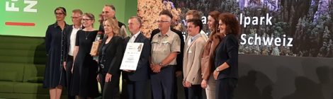 Fotos: S. Triebs Bundesumweltministerin Steffi Lemke übergab der Trägergruppe Fahrtziel Natur aus der Nationalparkregion Sächsische Schweiz den ersten Preis. Laudatorin war Stefanie Berk (links), Vorständin Marketing und Vertrieb der Deutschen Bahn.