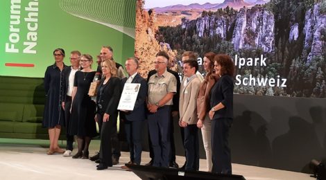 Fotos: S. Triebs Bundesumweltministerin Steffi Lemke übergab der Trägergruppe Fahrtziel Natur aus der Nationalparkregion Sächsische Schweiz den ersten Preis. Laudatorin war Stefanie Berk (links), Vorständin Marketing und Vertrieb der Deutschen Bahn.