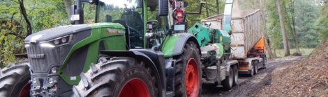 Foto: F. Wagner Zur Verbesserung des vorbeugenden Waldbrandschutzes wird nach der Fällung der größeren abgestorbenen Fichten auch das Feinmaterial und Restholz gehackt und entfernt.