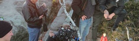 Fotos: N.Rademacher Mit dem prämierten Kurzfilm „So geht Nationalpark“ zeigt die Nationalparkverwaltung Sächsische Schweiz gemeinsam mit dem DAV-Landesverband Sachsen, warum es so wichtig ist, dass sich alle Gäste im Nationalpark an fünf goldene Regeln halten. Offenes Feuer im Wald ist in Deutschland verboten und Waldbrandprävention betrifft alle. Sechs illegale Lagerfeuer konnten in diesem Jahr schnell gelöscht werden, weil aufmerksame Besucher sie gemeldet hatten. So konnte vermieden werden, dass ein noch aufwendiger zu löschender größerer Waldbrand entstand. Die Dresdner Firma AVANGA hat mit Regisseur Stefan Deckner (2.v.l.) und Puppenspieler Pierre Schäfer den prämierten Film produziert.