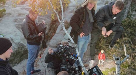 Fotos: N.Rademacher Mit dem prämierten Kurzfilm „So geht Nationalpark“ zeigt die Nationalparkverwaltung Sächsische Schweiz gemeinsam mit dem DAV-Landesverband Sachsen, warum es so wichtig ist, dass sich alle Gäste im Nationalpark an fünf goldene Regeln halten. Offenes Feuer im Wald ist in Deutschland verboten und Waldbrandprävention betrifft alle. Sechs illegale Lagerfeuer konnten in diesem Jahr schnell gelöscht werden, weil aufmerksame Besucher sie gemeldet hatten. So konnte vermieden werden, dass ein noch aufwendiger zu löschender größerer Waldbrand entstand. Die Dresdner Firma AVANGA hat mit Regisseur Stefan Deckner (2.v.l.) und Puppenspieler Pierre Schäfer den prämierten Film produziert.