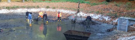 Foto: M. Aulitzky Mit der Teichentschlammung steht wieder ein größeres Volumen für Löschwasser zur Verfügung. Gleichzeitig verhindert die Nationalparkverwaltung damit, dass die Teiche langfristig verlanden und Lebensraum für Amphibien verloren geht. Nur teilweise konnte für die Arbeiten eine Absaugvorrichtung genutzt werden. Aufgrund des hohen Laubanteils musste eine Bad Schandauer Firma für Haus- und Dienstleistungen den Schlamm mit viel Handarbeit aus dem Teich schaufeln.