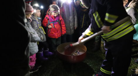 Feuerwehrmann Denis Hohlfeld veranschaulichte den fachgerechten Umgang mit Feuer beim Vernetzungstreffen der Juniorranger. Foto: Michèle Amely Poethe