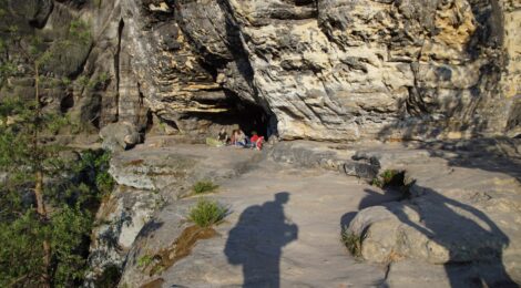 Foto: Archiv Nationalparkverwaltung Vom 1. Februar bis zum 15. Juni sind zum Schutz der Natur alle Boofen im Nationalpark Sächsische Schweiz gesperrt. Das Übernachten in der Natur – ob im Freien oder im Zelt – ist im Nationalpark grundsätzlich ganzjährig untersagt. Ausnahme ist das Freiübernachten in den 58 zugelassenen Boofen, soweit dies im Zusammenhang mit dem Klettersport geschieht. Der Nationalpark Sächsische Schweiz ist der einzige Nationalpark in Deutschland, in dem diese eingeschränkte Form der Freiübernachtung erlaubt ist.