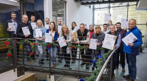 Die Teilnehmer der Trägergruppe präsentieren stolz die Urkunde zum Fahrtziel Natur Award 2023. Leider konnte nicht alle Mitglieder durch den Streik der Lokführer teilnehmen. Foto: Quelle Nationalparkverwaltung Sächsische Schweiz, Marko Förster