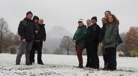 Foto: R. Goldberg Am Ufer der Elbe, die alle Anrainer-Großschutzgebiet verbindet, dokumentieren die Vertreter tschechischer und deutscher Großschutzgebiet ihr Jahrestreffen 2023. ELBE PARKS, das Netzwerk der Schutzgebiete entlang der Elbe, gibt es seit 2020.