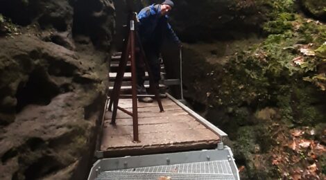 Foto: M. Aulitzky Bereits in den vergangenen zwei Wintern hat eine Spezialfirma die anspruchsvollen und körperlich schweren Sanierungsarbeiten an den Stahlkonstruktionen in den Schwedenlöchern voran getrieben und zwei Drittel der Steiganlagen saniert. Diese Arbeiten sollen in diesem Winter zum Abschluss gebracht werden.