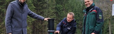 Foto: Hp. Mayr Die Stadverwaltung Sebnitz hat mit Hilfe von Fördermitteln des Umweltministeriums im vergangenen Jahr drei Löschwasserzisternen im Nationalpark bauen lassen. Nun konnten der Sebnitzer Oberbürgermeister Ronald Kretzschmar, Stadtwehrleiter und Gerätewart der Feuerwehr Björn Hoyer die Zisternen mit dem Leiter der Nationalpark- und Forstverwaltung Sächsische Schweiz vom Sachsenforst Uwe Borrmeister in Betrieb nehmen. Die Zisterne im Großen Zschand fasst 50.000 Liter. Ihr Füllstand lässt sich leicht im grünen Sichtfenster kontrollieren.