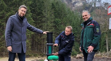 Foto: Hp. Mayr Die Stadverwaltung Sebnitz hat mit Hilfe von Fördermitteln des Umweltministeriums im vergangenen Jahr drei Löschwasserzisternen im Nationalpark bauen lassen. Nun konnten der Sebnitzer Oberbürgermeister Ronald Kretzschmar, Stadtwehrleiter und Gerätewart der Feuerwehr Björn Hoyer die Zisternen mit dem Leiter der Nationalpark- und Forstverwaltung Sächsische Schweiz vom Sachsenforst Uwe Borrmeister in Betrieb nehmen. Die Zisterne im Großen Zschand fasst 50.000 Liter. Ihr Füllstand lässt sich leicht im grünen Sichtfenster kontrollieren.