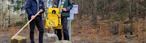 Thomas Kunack, Bürgermeister von Bad Schandau und Uwe Borrmeister, Leiter der Nationalpark- und Forstverwaltung Sächsische Schweiz haben offiziell die Löschwasserzisterne in der Nähe der Schrammsteine im Nationalpark in Betrieb genommen. Sie ist unauffällig unterirdisch eingebaut und hält 50 Kubikmeter Löschwasser für den schnellen Löschangriff bereit. Für schnelles effektives Löschen sind weiterhin Löschrucksäcke und Waldbrandhacken erforderlich, mit denen die Nationalparkwacht und viele Feuerwehren der Region ausgestattet sind. Das Sächsische Staatsministerium für Energie, Klimaschutz, Umwelt und Landwirtschaft hat neben dieser Zisterne auch sechs weitere der Städte Hohnstein und Sebnitz mit insgesamt 1,14 Millionen Euro gefördert. Foto: Hp. Mayr