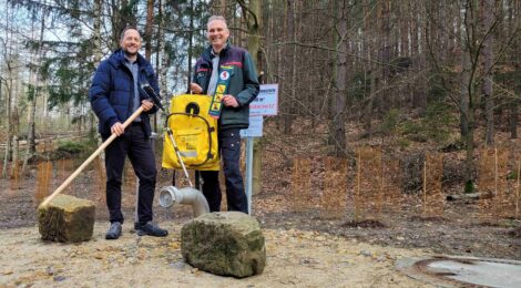 Thomas Kunack, Bürgermeister von Bad Schandau und Uwe Borrmeister, Leiter der Nationalpark- und Forstverwaltung Sächsische Schweiz haben offiziell die Löschwasserzisterne in der Nähe der Schrammsteine im Nationalpark in Betrieb genommen. Sie ist unauffällig unterirdisch eingebaut und hält 50 Kubikmeter Löschwasser für den schnellen Löschangriff bereit. Für schnelles effektives Löschen sind weiterhin Löschrucksäcke und Waldbrandhacken erforderlich, mit denen die Nationalparkwacht und viele Feuerwehren der Region ausgestattet sind. Das Sächsische Staatsministerium für Energie, Klimaschutz, Umwelt und Landwirtschaft hat neben dieser Zisterne auch sechs weitere der Städte Hohnstein und Sebnitz mit insgesamt 1,14 Millionen Euro gefördert. Foto: Hp. Mayr
