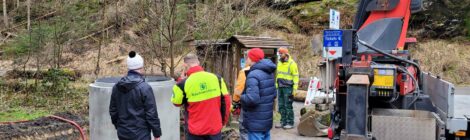 An den Parkplätzen Neumannmühle und Nasser Grund hat heute eine Fachfirma die Sammelbehälter für neue Trockentrenntoiletten eingesetzt. Die Nationalpark- und Forstverwaltung von Sachsenforst möchte hier mit diesem Angebot künftig den Service für die Besucher des Nationalparks verbessern und die negativen Auswirkungen von Fäkalien im Gelände sowie den Anblick der vielen Taschentücher im Schutzgebiet reduzieren. Am Parkplatz Lilienstein ist ebenfalls eine solche Toilette vorgesehen, dann jedoch in barrierefreier Ausführung. Foto: Hp. Mayr