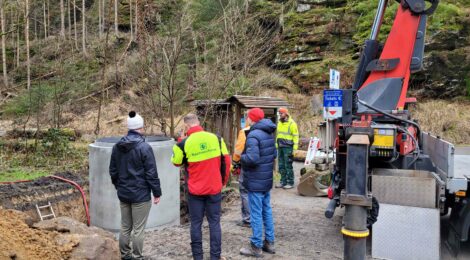 An den Parkplätzen Neumannmühle und Nasser Grund hat heute eine Fachfirma die Sammelbehälter für neue Trockentrenntoiletten eingesetzt. Die Nationalpark- und Forstverwaltung von Sachsenforst möchte hier mit diesem Angebot künftig den Service für die Besucher des Nationalparks verbessern und die negativen Auswirkungen von Fäkalien im Gelände sowie den Anblick der vielen Taschentücher im Schutzgebiet reduzieren. Am Parkplatz Lilienstein ist ebenfalls eine solche Toilette vorgesehen, dann jedoch in barrierefreier Ausführung. Foto: Hp. Mayr