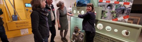 Foto: Hp. Mayr Auch wenn das Thema eher zum Nachdenken anregen soll, freuen sich Ausstellungsmacherin Antje Werner, Uwe Borrmeister, Leiter der Nationalpark- und Forstverwaltung Sächsische Schweiz, Sabine Stab, die ehemalige Leiterin des Nationalparkzentrums zusammen mit der Kuratorin Kristin Hensel über die gelungene Aufbereitung des Themas Müllvermeidung in der Natur, die die Betrachter zum Nachdenken und Mitmachen anregt, Müll in der Natur zu vermeiden oder wieder mitzunehmen.