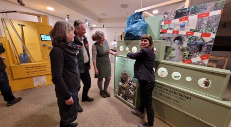 Foto: Hp. Mayr Auch wenn das Thema eher zum Nachdenken anregen soll, freuen sich Ausstellungsmacherin Antje Werner, Uwe Borrmeister, Leiter der Nationalpark- und Forstverwaltung Sächsische Schweiz, Sabine Stab, die ehemalige Leiterin des Nationalparkzentrums zusammen mit der Kuratorin Kristin Hensel über die gelungene Aufbereitung des Themas Müllvermeidung in der Natur, die die Betrachter zum Nachdenken und Mitmachen anregt, Müll in der Natur zu vermeiden oder wieder mitzunehmen.