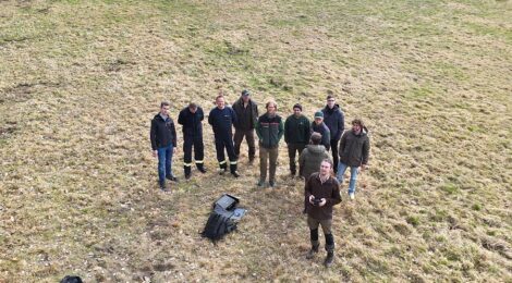 Foto: A. Nowak Vertreter von Stadtverwaltung und Feuerwehr gemeinsam mit Mitarbeitern der Nationalparkwacht und dem Team des StartUp-Unternehmens „TRID-Systems“