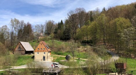 Foto: M. Pussak Wer gern natürliche aber auch kulturelle Besonderheiten entdeckt, kann ab sofort wieder täglich von 10 bis 18 Uhr in einer der sechs Nationalpark-Informationsstellen in verschiedenen Ausstellungen anregendes über Geschichte, Lebensräume oder Waldentwicklung im Elbsandsteingebirge erfahren. Ein weiterer Service der Nationalpark- und Forstverwaltung von Sachsenforst sind über 50 thematische Wanderungen im Elbsandsteingebirge.