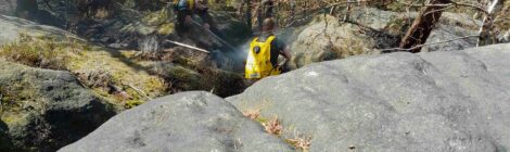 Foto: C. Tscheuschner Noch am Donnerstag, den 04.04. mussten Mitarbeiter der Nationalparkwacht im steilen Felsgelände mit Löschrucksäcken wieder erstarkte Glutnester in Felsspalten bekämpfen. Die Kontrollen im Zuge der erneuten Rauchentwicklung an der Brandstelle vom 02.04. bei bei Waitzdorf werden fortgesetzt.