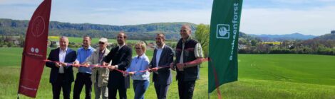 Foto Hp. Mayr Viele Partner haben bei dem Projekt mitgewirkt und durften alle zurecht am Fuße des Wolfsberges das Band durchschneiden v.l.): Landrat Michael Geisler als Vorsitzender des Tourismusverbandes, Thomas Kunack, Bürgermeister Bad Schandau, Gerhard Englick brachte viel Hintergrundwissen zu C.-D.-F ein, Schauspieler Johannes Gärtner gab den Friedrich und machte seine Persönlichkeit in der freien Landschaft wieder lebendig, Staatsministerin Barbara Klepsch vertrat die Staatsregierung, Dr. Andreas Heine ist der gastgebende Bürgermeister von Reinhardsdorf-Schöna und Uwe Borrmeister, Leiter der Nationalpark- und Forstverwaltung.