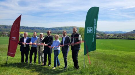 Foto Hp. Mayr Viele Partner haben bei dem Projekt mitgewirkt und durften alle zurecht am Fuße des Wolfsberges das Band durchschneiden v.l.): Landrat Michael Geisler als Vorsitzender des Tourismusverbandes, Thomas Kunack, Bürgermeister Bad Schandau, Gerhard Englick brachte viel Hintergrundwissen zu C.-D.-F ein, Schauspieler Johannes Gärtner gab den Friedrich und machte seine Persönlichkeit in der freien Landschaft wieder lebendig, Staatsministerin Barbara Klepsch vertrat die Staatsregierung, Dr. Andreas Heine ist der gastgebende Bürgermeister von Reinhardsdorf-Schöna und Uwe Borrmeister, Leiter der Nationalpark- und Forstverwaltung.