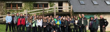 BU: Foto: J. Benesch Tom und Julia unterstützen als Umweltpraktikanten auch größere Veranstaltungen. Hier: der jährliche Jugendaustausch mit dem Bayerischen Wald als Teil der Zusammenarbeit der Partner-Nationalparke. Seit der ersten Veranstaltung 1991 haben insgesamt 1672 Personen an 60 Treffen des Austauschs teilgenommen.