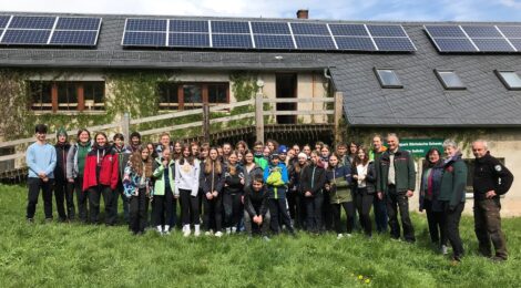 BU: Foto: J. Benesch Tom und Julia unterstützen als Umweltpraktikanten auch größere Veranstaltungen. Hier: der jährliche Jugendaustausch mit dem Bayerischen Wald als Teil der Zusammenarbeit der Partner-Nationalparke. Seit der ersten Veranstaltung 1991 haben insgesamt 1672 Personen an 60 Treffen des Austauschs teilgenommen.