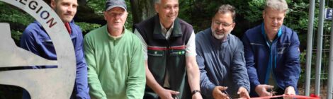 Bildunterschrift: Foto: J. Weber Der verantwortliche Planer Lucas Schmitt, Ralf Kaiser, der die meisten schwere Tragearbeiten geleistet hat, Uwe Borrmeister, Leiter der Nationalpark- und Forstverwaltung Sächsische Schweiz, Roman Rolof, Bürgermeister von Kurort Rathen, Torsten Grämer von Metallbau Lottes (v. l.) durchschneiden gemeinsam das Band zur Wiedereröffnung des Wanderwegs durch die Schwedenlöcher in der Nähe der Bastei im Nationalpark Sächsische Schweiz. Insgesamt in drei Bauabschnitten wurden die komplizierten Sanierungsarbeiten an Stiegen und Stegen im engen und steilen  Felsental durchgeführt.