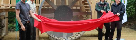 Foto: J. Weber Zimmermann Bernhard Witte als Spezialbetrieb für Holz- und Spielgeräte und hauptverantwortlich für den Bau, Nationalparkrevierleiter Matthias Protze, Nationalpark- Forstverwaltungsleiter Uwe Borrmeister und der Hinterhermsdorfer Ortsvorsteher Sven Wießner freuen sich, die bundesweit wohl einmalige Schausäge in der Waldhusche enthüllen zu können. Sie steht im 60 Hektar großen Walderlebnisgelände Waldhusche der Nationalpark- und Forstverwaltung Sächsische Schweiz unmittelbar am familienfreundlichen Urlaubsort Hinterhermsdorf.