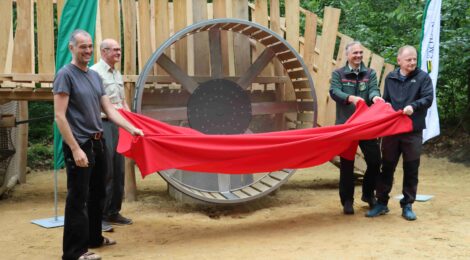Foto: J. Weber Zimmermann Bernhard Witte als Spezialbetrieb für Holz- und Spielgeräte und hauptverantwortlich für den Bau, Nationalparkrevierleiter Matthias Protze, Nationalpark- Forstverwaltungsleiter Uwe Borrmeister und der Hinterhermsdorfer Ortsvorsteher Sven Wießner freuen sich, die bundesweit wohl einmalige Schausäge in der Waldhusche enthüllen zu können. Sie steht im 60 Hektar großen Walderlebnisgelände Waldhusche der Nationalpark- und Forstverwaltung Sächsische Schweiz unmittelbar am familienfreundlichen Urlaubsort Hinterhermsdorf.
