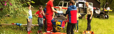Foto: M. Hänsel Die Junior Ranger aus Lohmen lernen von der Bergwacht. Das solche Kenntnisse notwendig sind, zeigen die 158 Einsätze der Bergwacht von 2023. Ein großes Grundwissen zeigen die Junior Ranger im Behandeln von Brüchen und Anlegen von Verbänden.