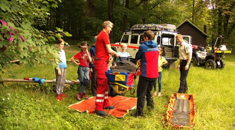 Foto: M. Hänsel Die Junior Ranger aus Lohmen lernen von der Bergwacht. Das solche Kenntnisse notwendig sind, zeigen die 158 Einsätze der Bergwacht von 2023. Ein großes Grundwissen zeigen die Junior Ranger im Behandeln von Brüchen und Anlegen von Verbänden.