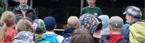 Die Grundschüler waren zwei Tage in Aktion und lernten viel über Wald und Nationalpark. Commerzbank-Umweltpraktikantin Julia Benesch (27), koordinierte beherzt den Ablauf und feuerte die Kinder im Stationsparcours an. Foto: M. Poethe