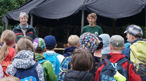 Die Grundschüler waren zwei Tage in Aktion und lernten viel über Wald und Nationalpark. Commerzbank-Umweltpraktikantin Julia Benesch (27), koordinierte beherzt den Ablauf und feuerte die Kinder im Stationsparcours an. Foto: M. Poethe