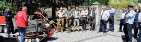 Foto: Nationalparkpartner FFW Ottendorf Über 30 Teilnehmer aus der Nationalparkregion nahmen kürzlich am Vernetzungstreffen des Kreisbrandmeisters Björn Rosenkranz mit der Nationalpark- und Forstverwaltung und der Zentrale des Sachsenforst zum Thema Waldbrandvorbeugung teil. Das Foto entstand bei der Vorstellung der Spezialtechnik für Waldbrände im Hof der Nationalpark- und Forstverwaltung.