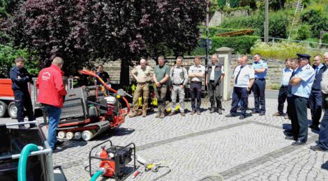 Foto: Nationalparkpartner FFW Ottendorf Über 30 Teilnehmer aus der Nationalparkregion nahmen kürzlich am Vernetzungstreffen des Kreisbrandmeisters Björn Rosenkranz mit der Nationalpark- und Forstverwaltung und der Zentrale des Sachsenforst zum Thema Waldbrandvorbeugung teil. Das Foto entstand bei der Vorstellung der Spezialtechnik für Waldbrände im Hof der Nationalpark- und Forstverwaltung.