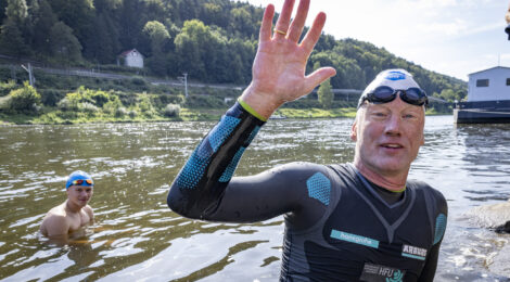 Chemieprofessor Fath richtet mit seinem Extremschwimmen über 1080 km à ca. 45 km Tagespensum die Aufmerksamkeit auf die Gewässergüte der Elbe. Bei der Etappe nach Bad Schandau wurde er von Děčín bis Dolní Žleb von Petr Kříž, Nationalparkleiter Böhmische Schweiz begleitet. Später stiegen Mitarbeiter der Nationalpark- und Forstverwaltung Sächsische Schweiz sowie ein Schüler der Nationalparkschule Königstein als Mitschwimmer in die Elbe (links im Bild). Foto: Marko Förster