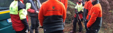 Lehrausbilder Karl Metzner (2. v. l.) und die sechs neuen Forstwirt-Azubis der Nationalpark- und Forstverwaltung von Sachsenforst besprechen ihren bevorstehenden Einsatz in der Jungbestandspflege. Der junge Mischwald im Hintergrund muss aufgelichtet werden. Foto: Hanspeter Mayr