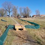 Damit jeder gut zum Ziel kommt: Für Spaziergänger und Wanderer haben die Ranger der Nationalparkwacht Schmilka einen Überstieg über den Amphibienschutzzaun in Ostrau gebaut. Foto: P. Hübner